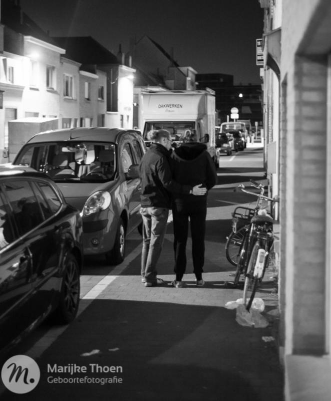 vrouw gaat wandelen met man