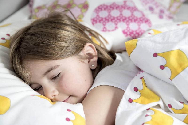 Meisje slaapt in bed