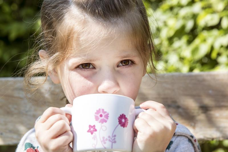 Meisje drinkt uit drinkbeker