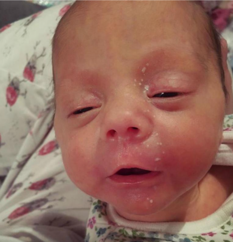 Baby met moedermelk op het gezicht