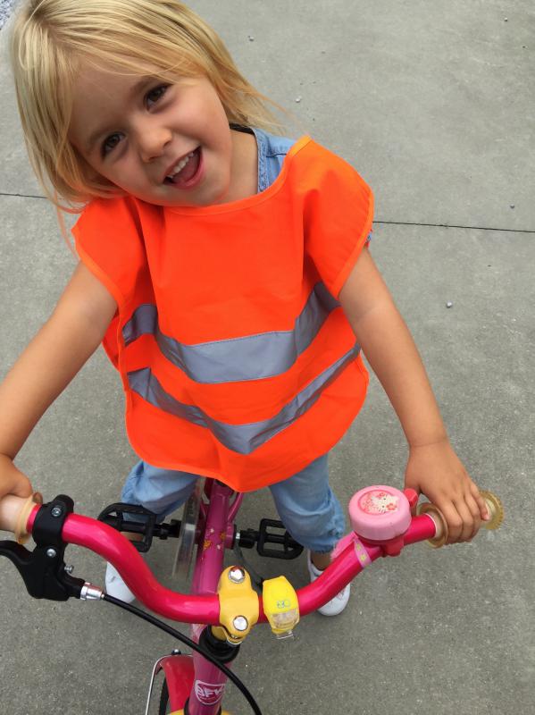 kleuter op fiets