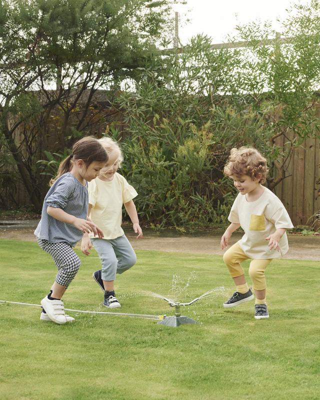 kleuters spelen in de tuin