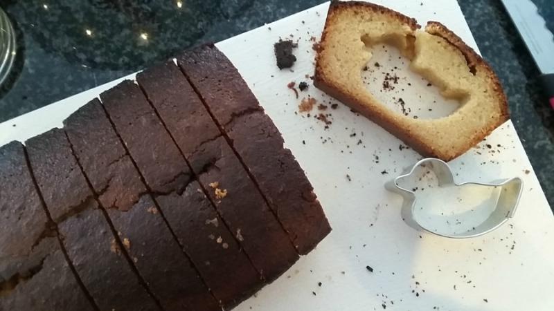 cakevorm uit de witte cake gehaald