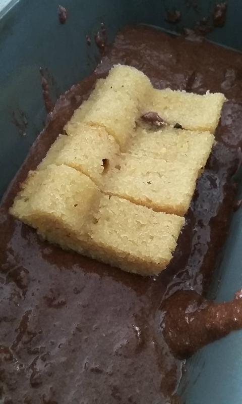 vormpjes bedekt met chocoladecake