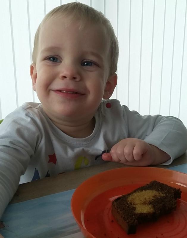 jongentje eet kiekeboecake