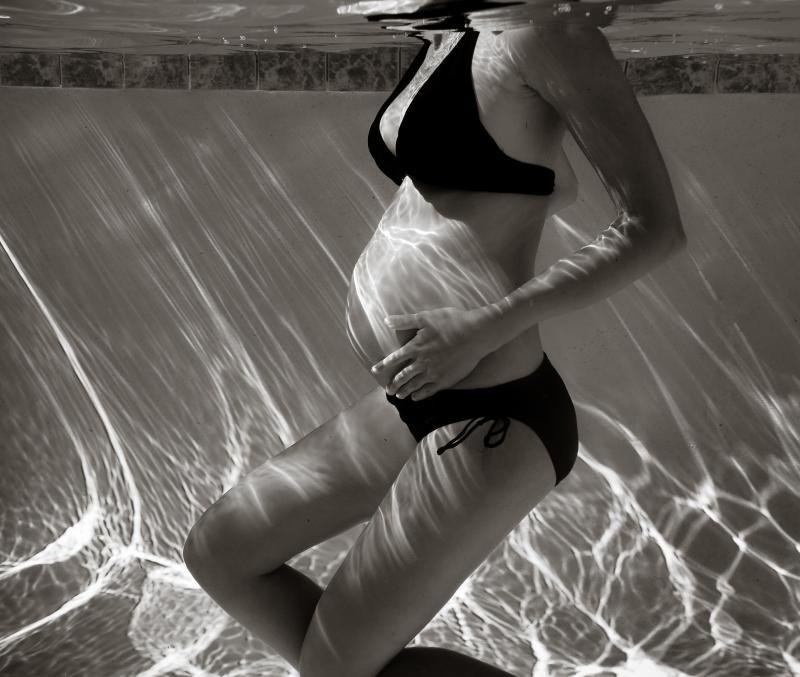 zwangere vrouw zwemt