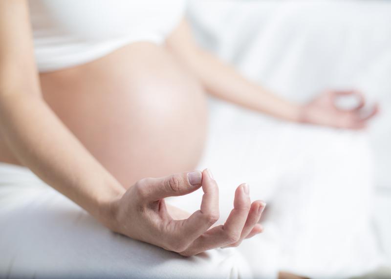zwangere vrouw doet yoga