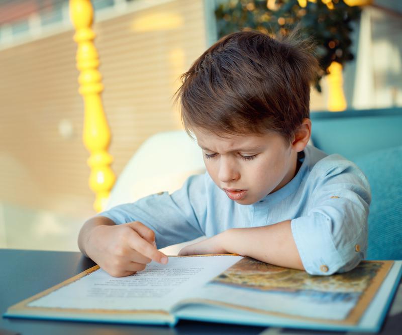 jongen maakt huiswerk