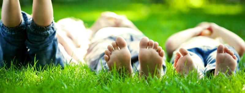 kinderen liggen in gras