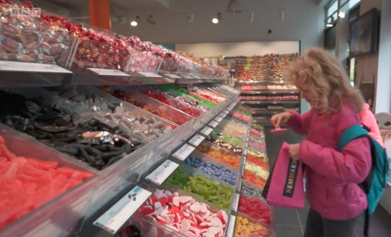 Meisje in snoepwinkel in Zweden