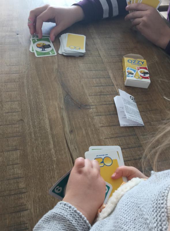 kindje speelt kaartspel, Ozzy, OZ