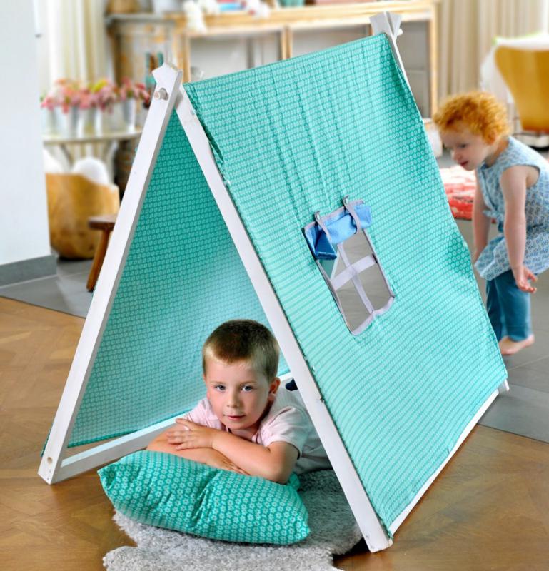 jongen en meisje in tent